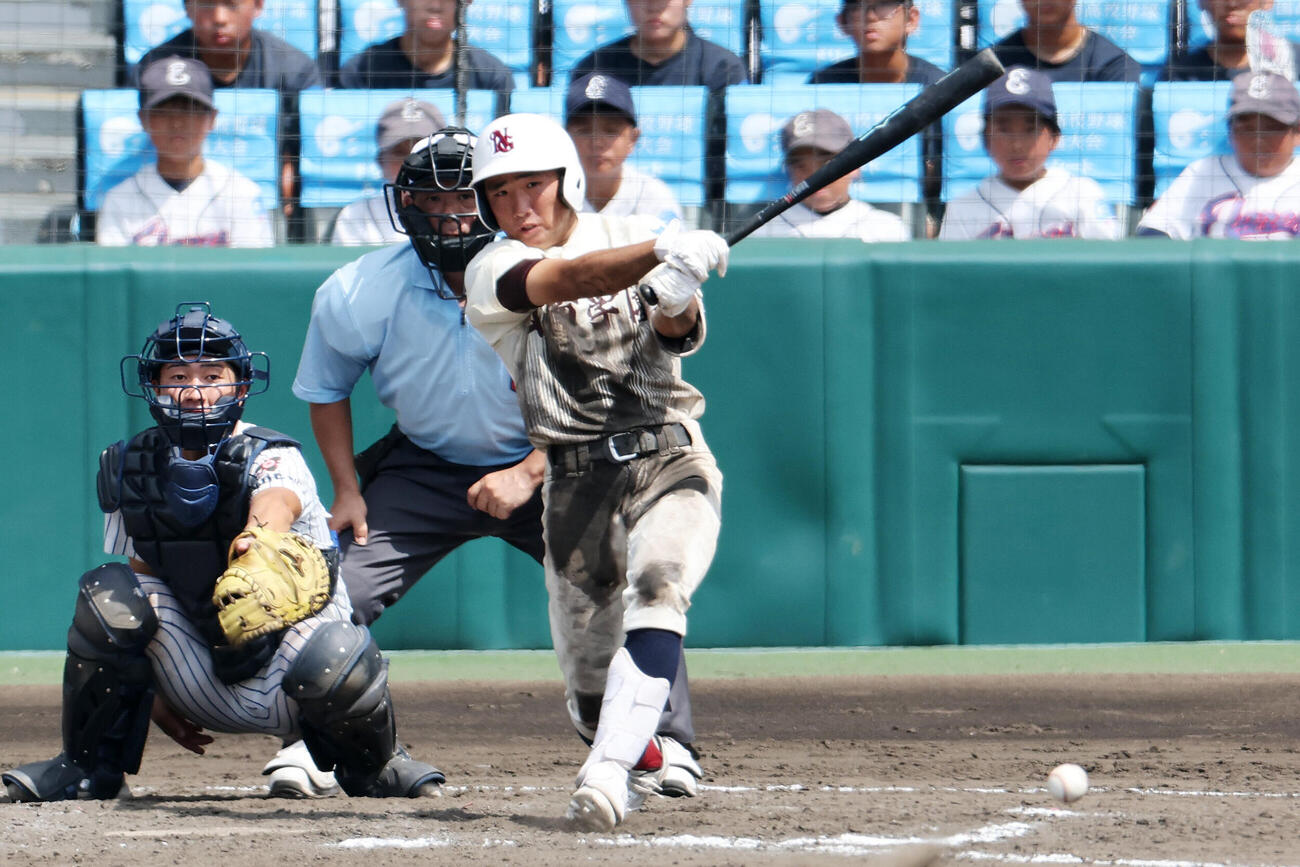 明徳義塾対日南学園　9回裏日南学園2死一、二塁、豊丸蒼大はサヨナラ安打を放つ