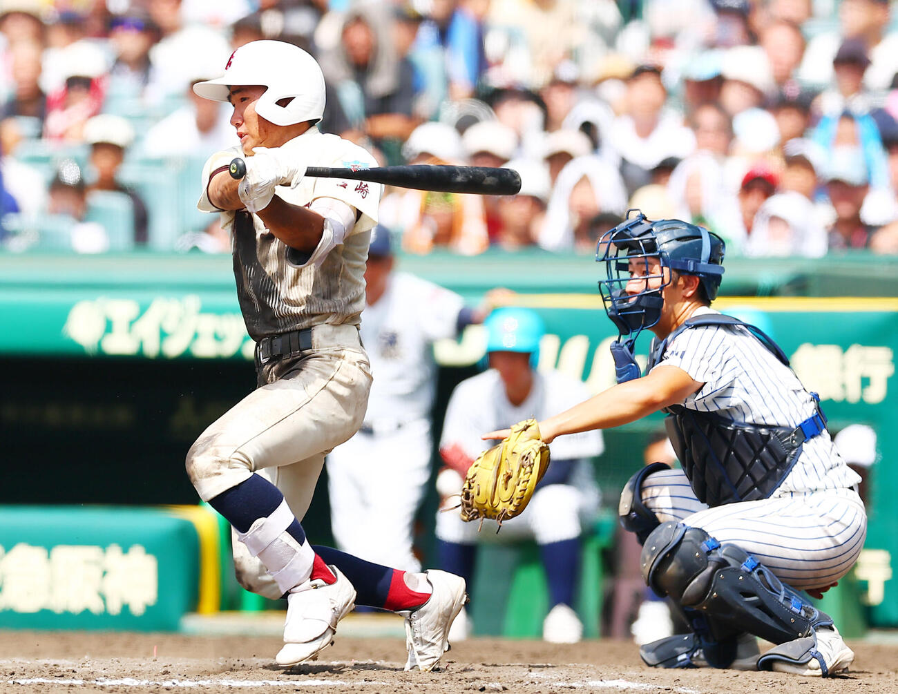 明徳義塾対日南学園　9回裏日南学園2死一、二塁、サヨナラ打を放つ豊丸蒼大（撮影・野上伸悟）