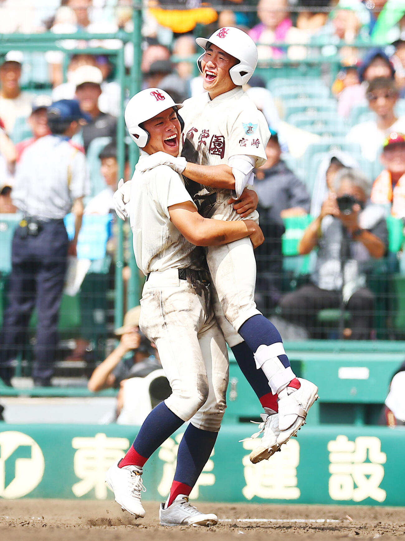 明徳義塾対日南学園　9回裏日南学園2死一、二塁、サヨナラ打を放ち喜ぶ豊丸蒼大（右）（撮影・野上伸悟）