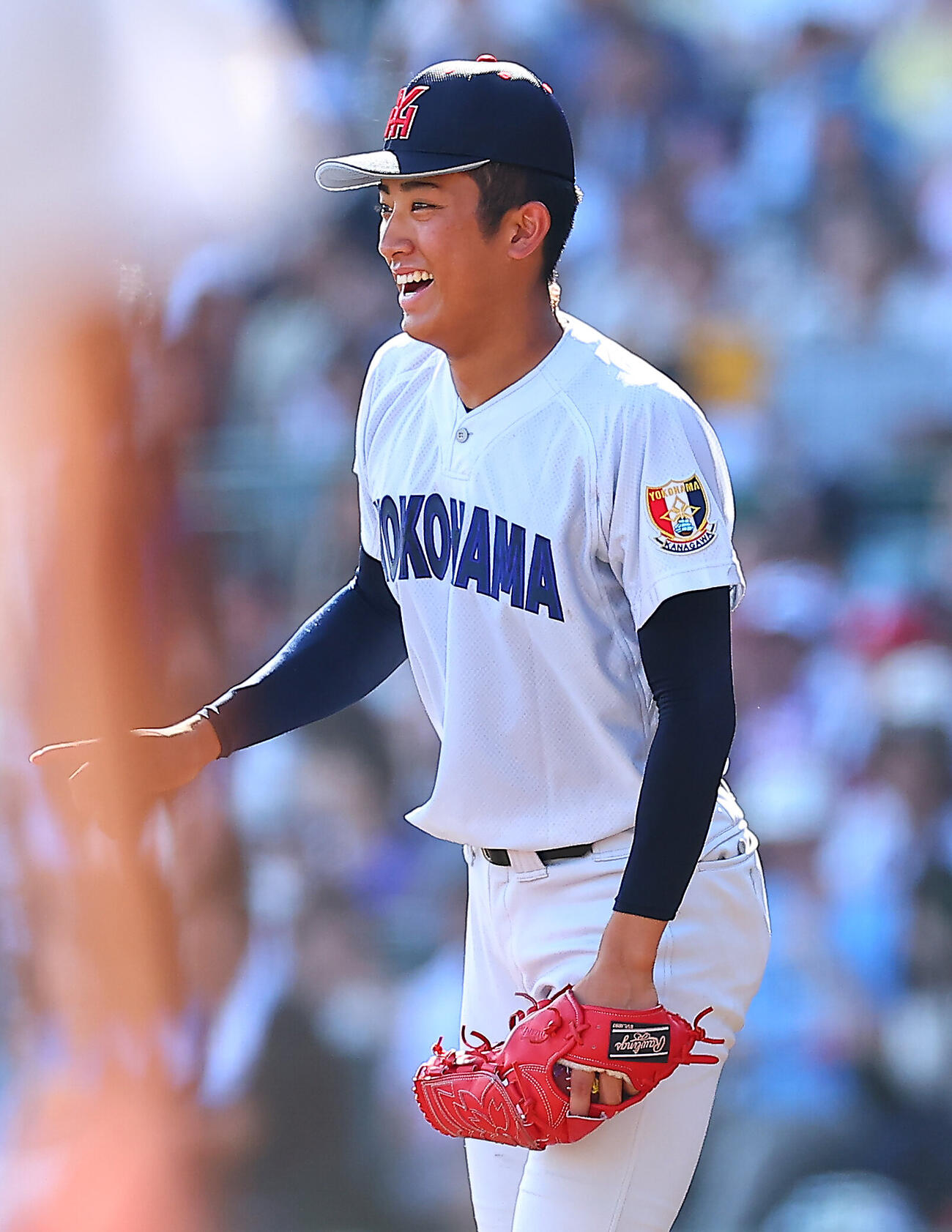 横浜対沖縄尚学　9回裏、好守に笑顔をみせる横浜・織田翔希（撮影・野上伸悟）