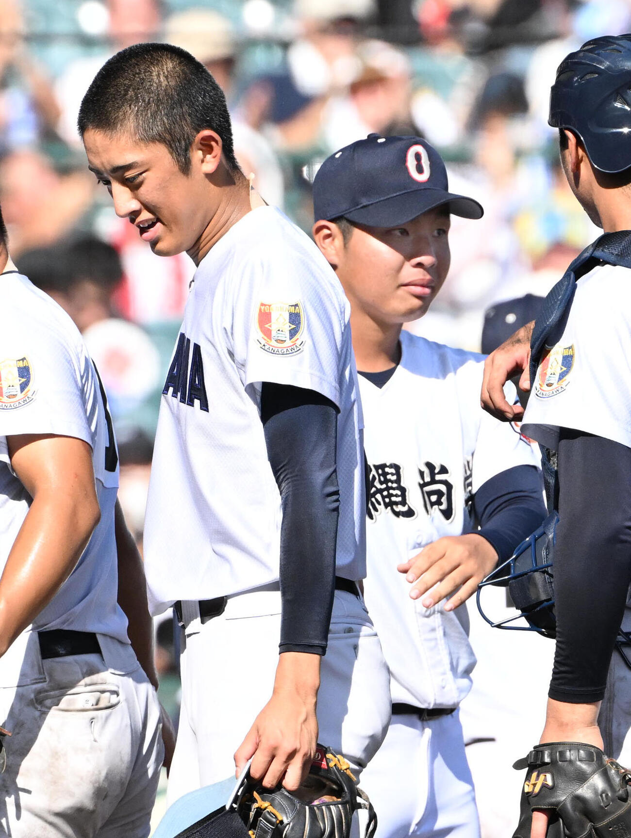 横浜対沖縄尚学　試合終了後に整列し健闘をたたえ合う横浜の織田翔希（左）、沖縄尚学の末吉良丞（撮影・石井愛子）