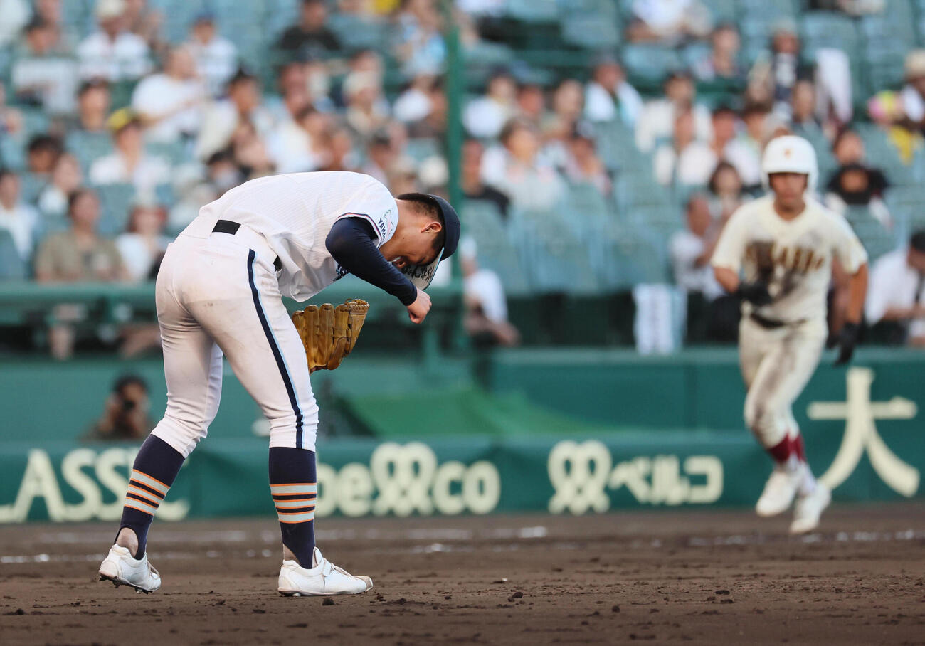 高川学園対高岡商　完投勝利を挙げてガッツポーズする高川学園・木下瑛二（撮影・宮崎幸一）