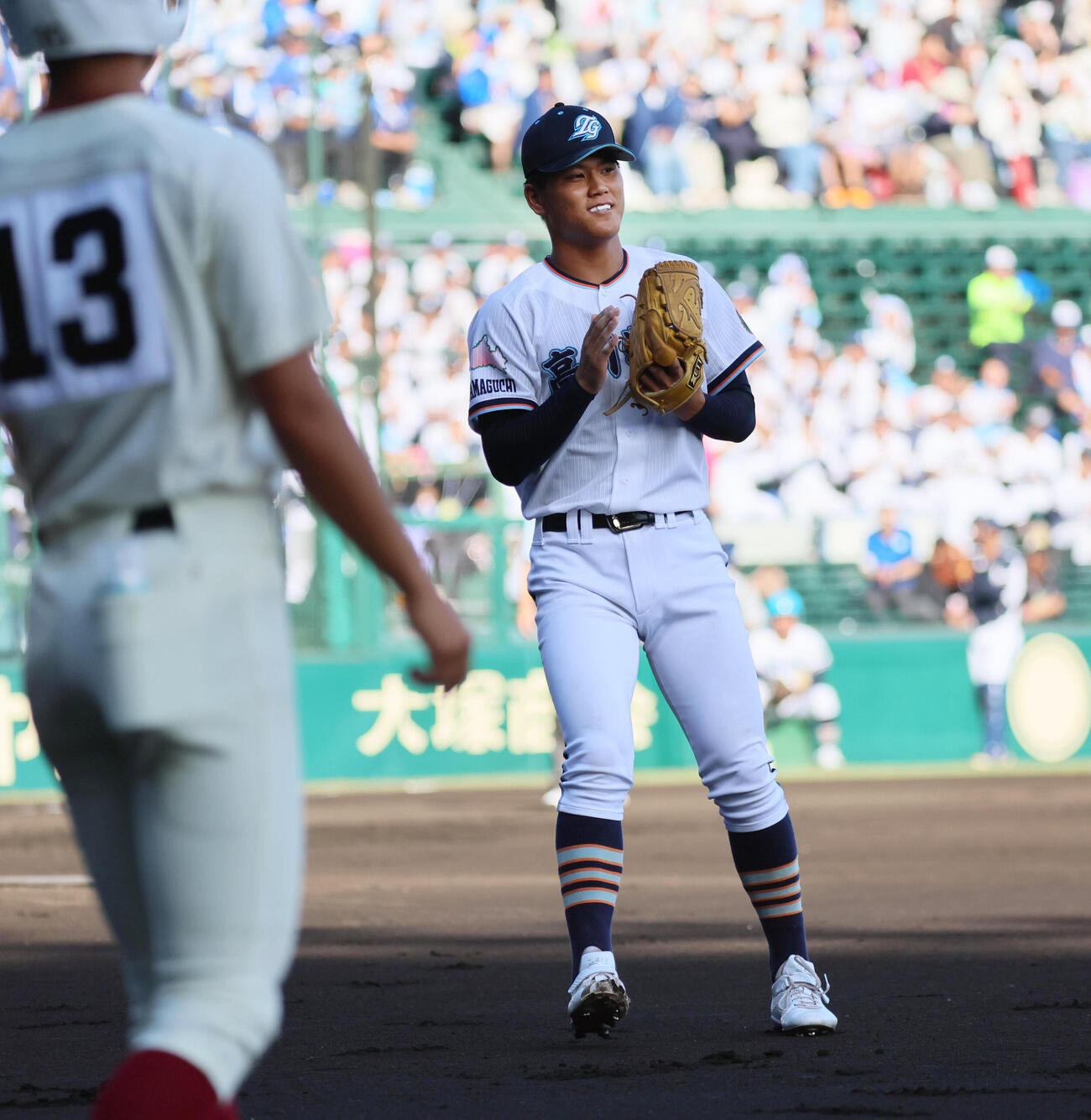 高川学園対高岡商　1回、笑顔を見せる高川学園先発の木下瑛二（撮影・宮崎幸一）