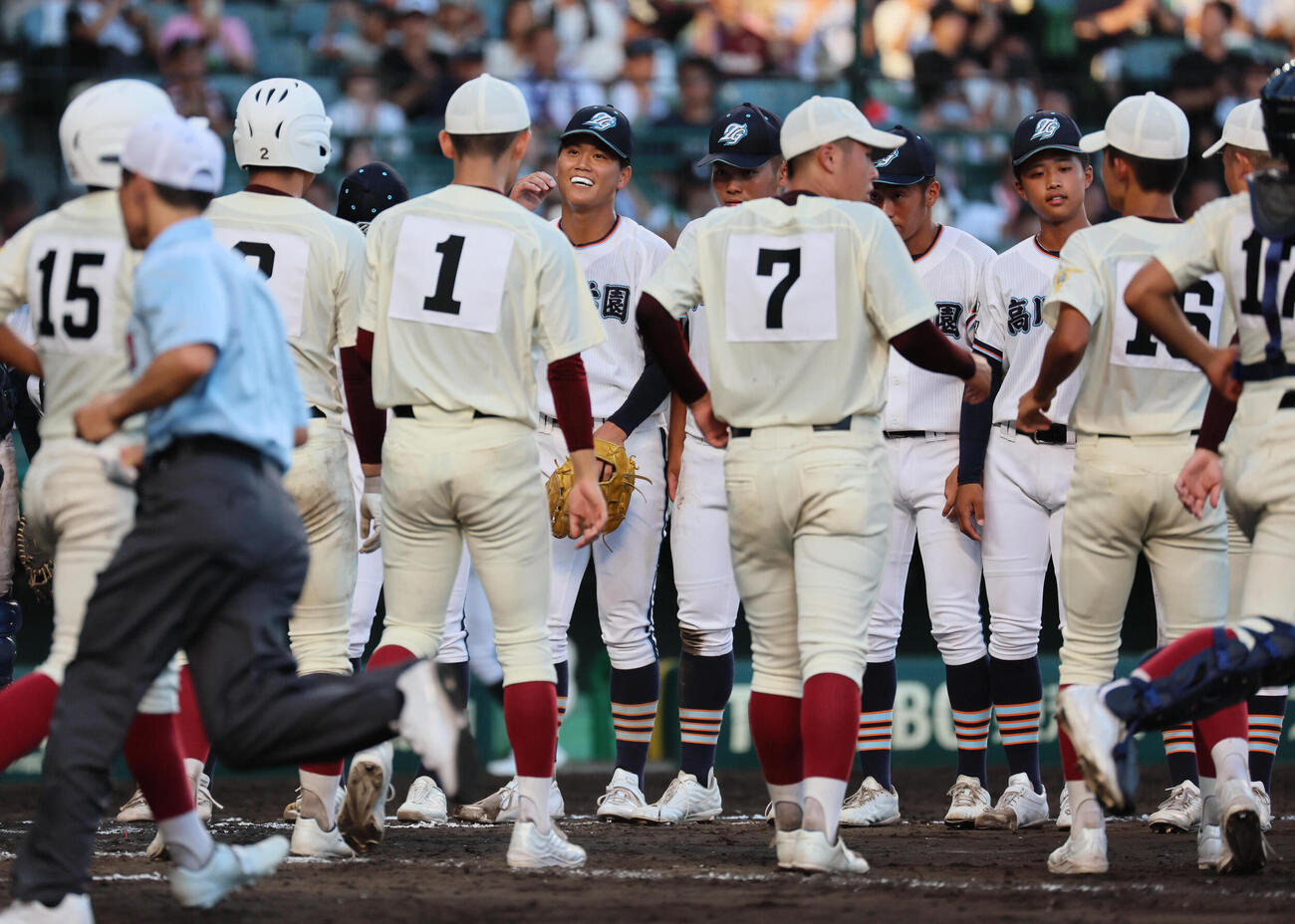 高川学園対高岡商　完投勝利を挙げて笑顔を見せる高川学園・木下瑛二（中央）（撮影・宮崎幸一）