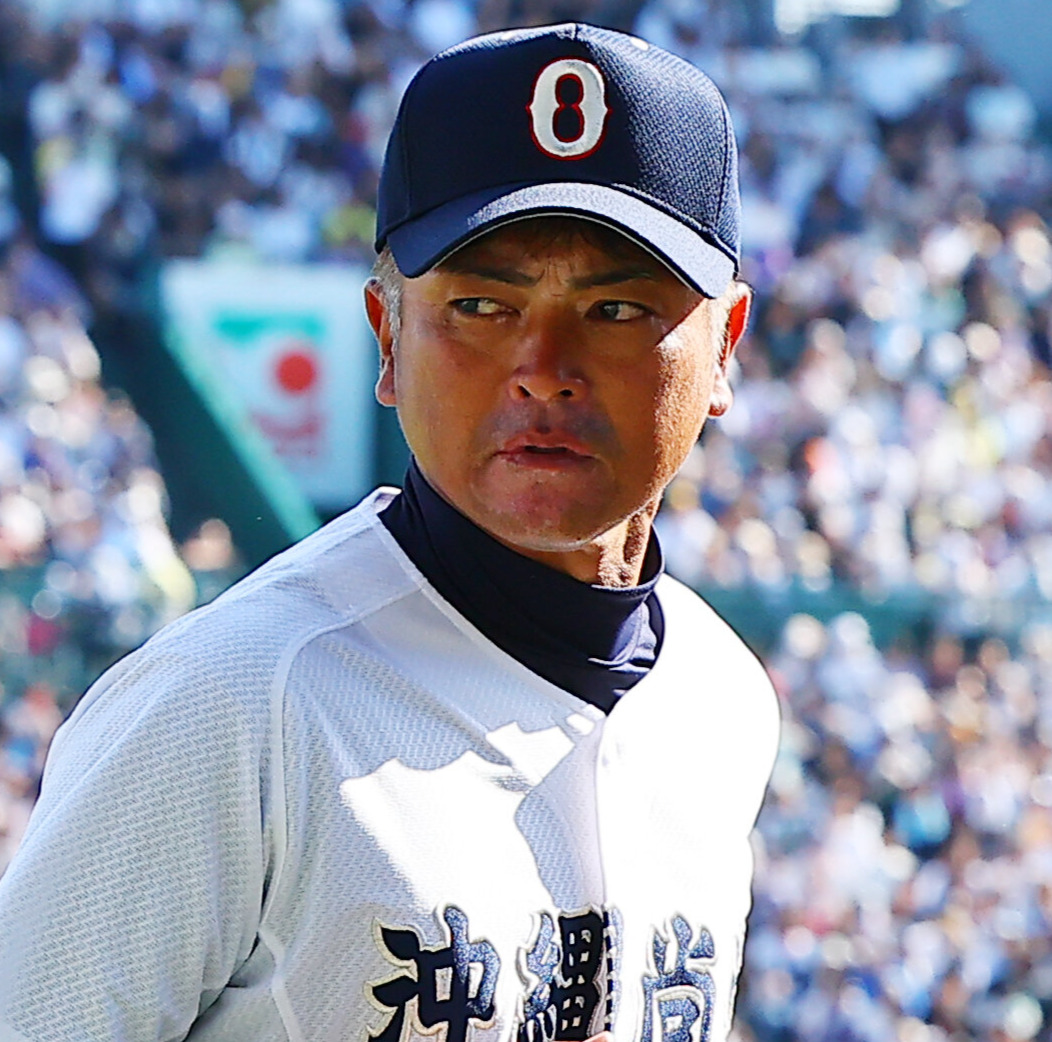 横浜対沖縄尚学　敗れて引き揚げる沖縄尚学・比嘉公也監督（撮影・野上伸悟）
