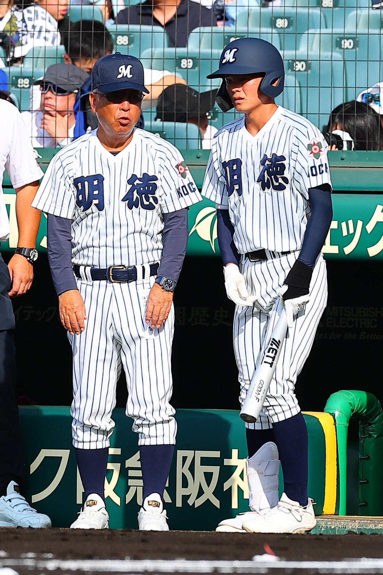明徳義塾対日南学園　山根太陽（右）に声をかける明徳義塾・馬淵史郎監督（撮影・野上伸悟）