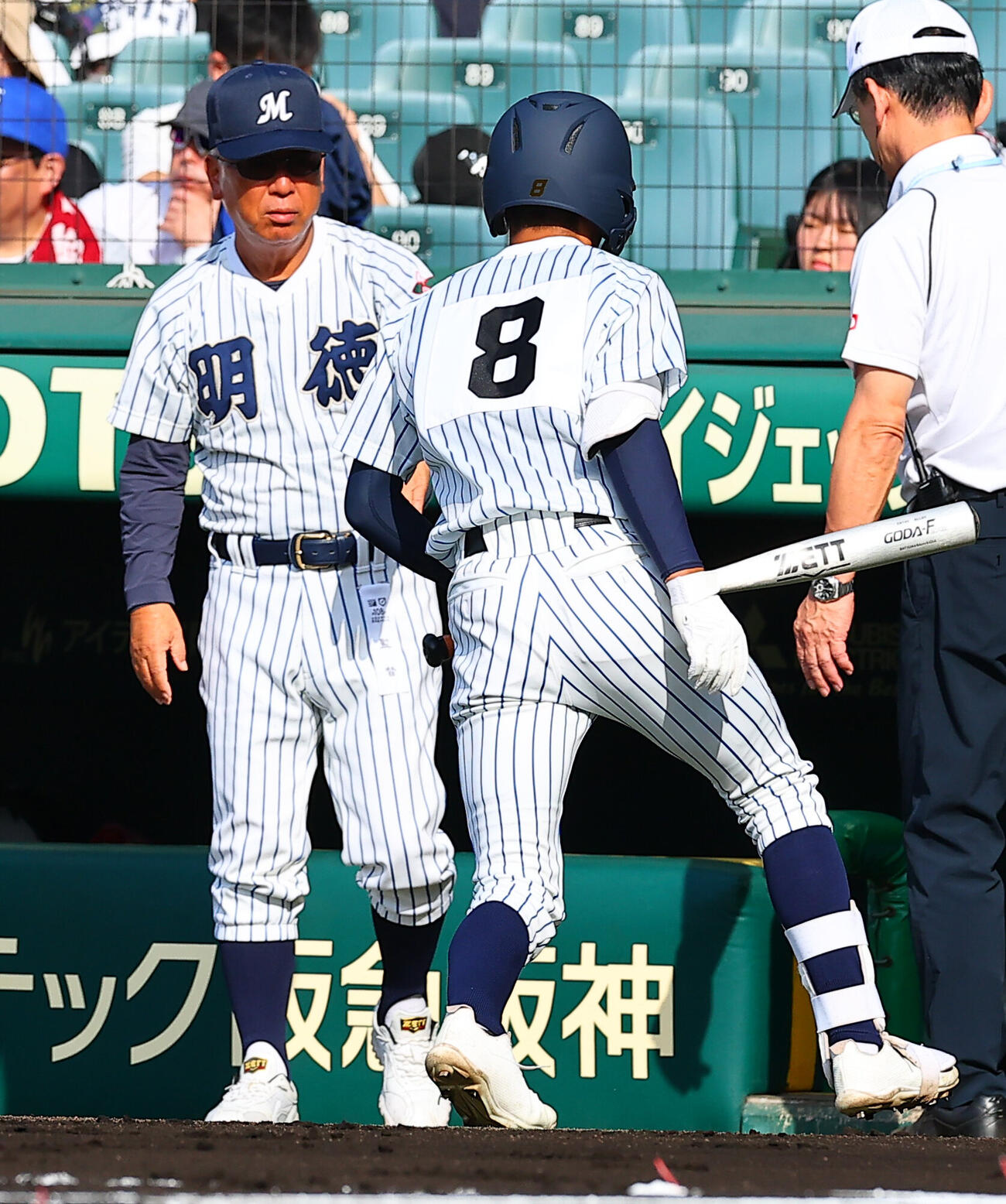 明徳義塾対日南学園　山根太陽（右）に声をかける明徳義塾・馬淵史郎監督（撮影・野上伸悟）