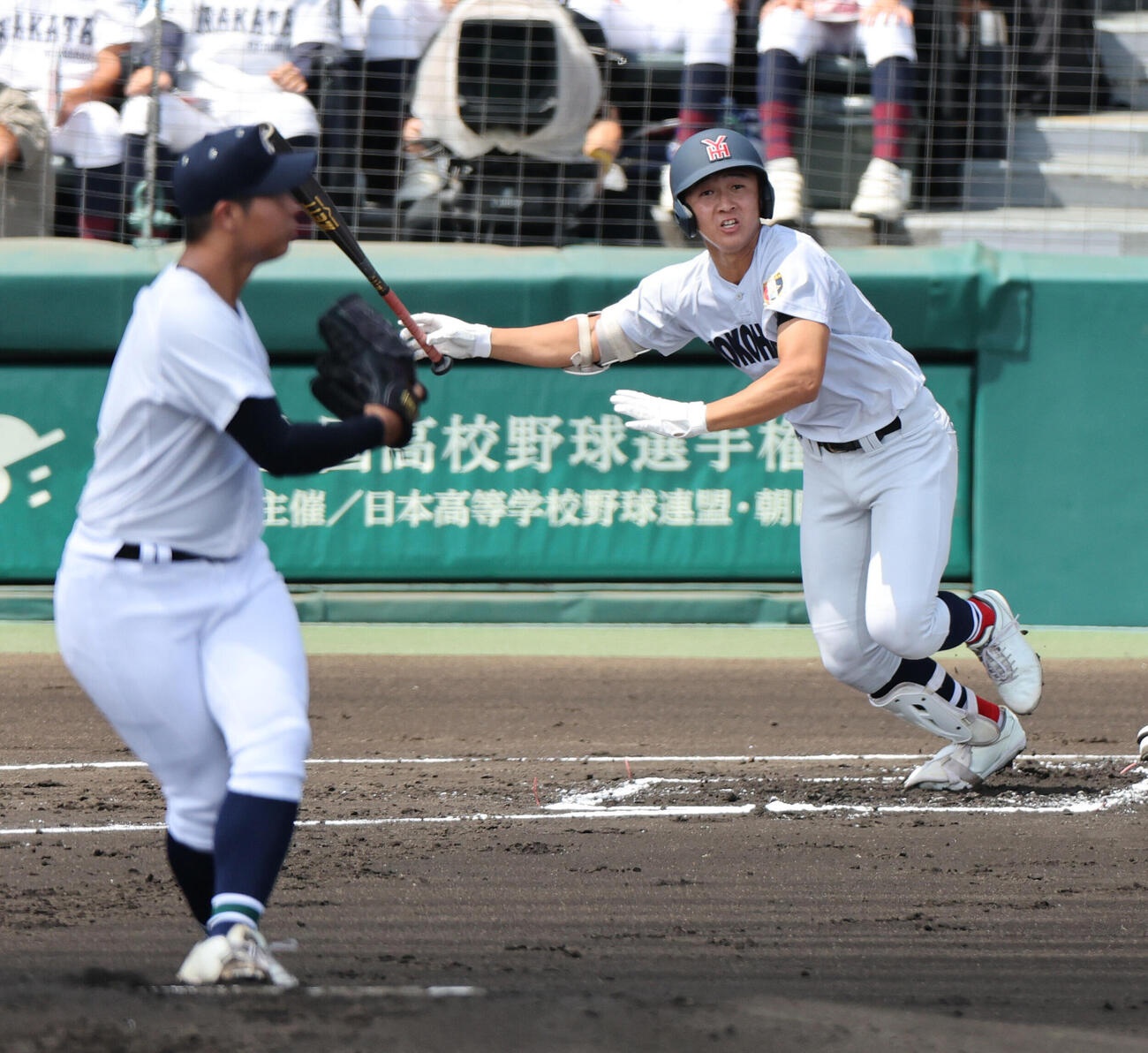 横浜対沖縄尚学　1回表横浜2死、末吉から中前打を放つ池田