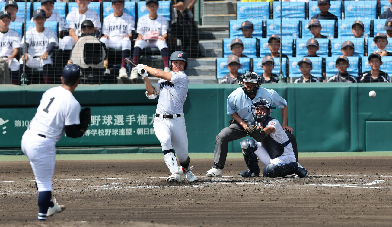横浜対沖縄尚学　3回表横浜1死、末吉から左前打を放つ池田