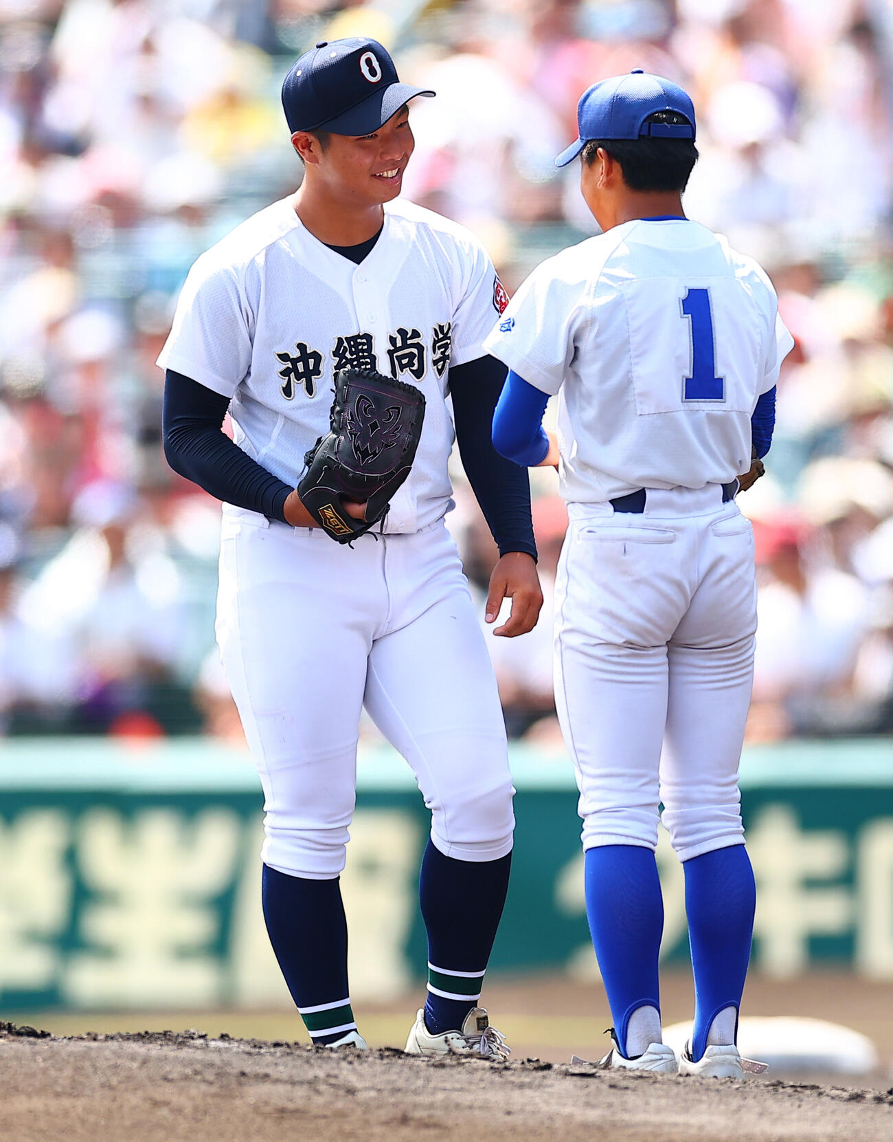 横浜対沖縄尚学　始球式を行った愛知・刈谷市立富士松中の中村駆さん（右）に笑顔をみせる沖縄尚学先発の末吉良丞（撮影・野上伸悟）