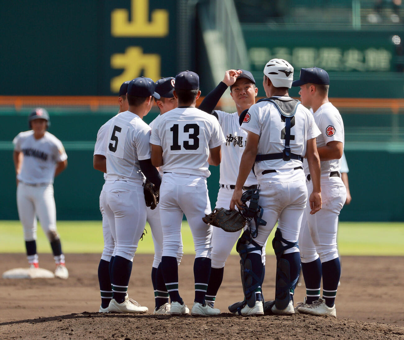 横浜対沖縄尚学　3回表横浜1死、一、二塁、末吉良丞（右から3人目）の元に集まる沖縄尚学内野陣（撮影・上山淳一）