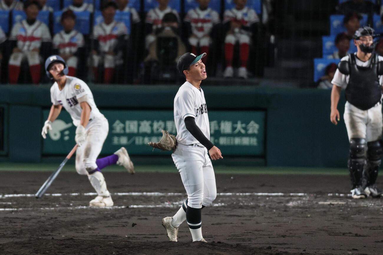 天理対福山　4回表天理無死、金本（左）に本塁打を打たれた来山