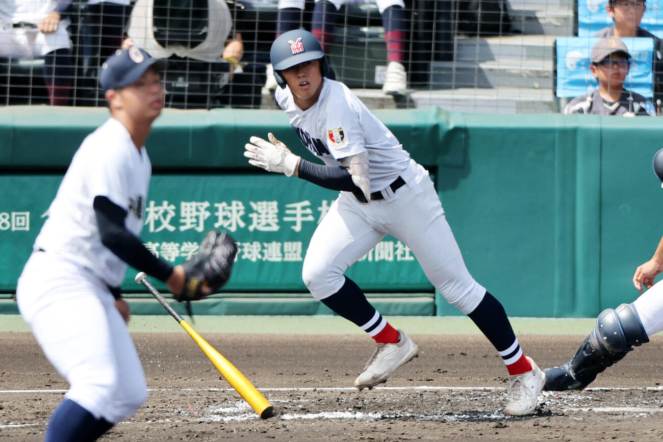 横浜対沖縄尚学　2回表横浜2死二塁、脇山魁音は左前に先制適時打を放つ。投手末吉良丞