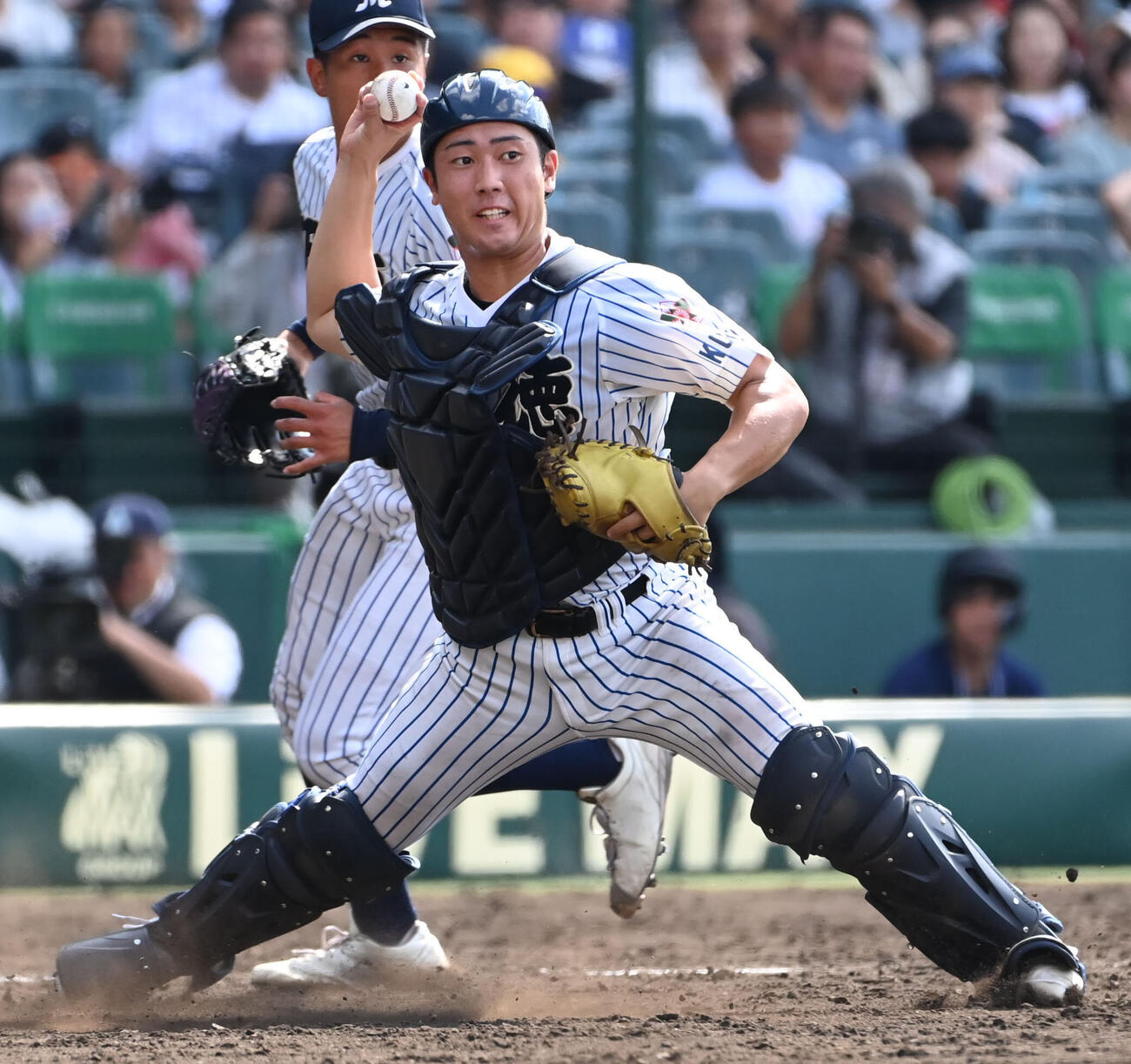 明徳義塾対日南学園　5回裏日南学園1死一塁、荒木未星の捕ゴロを一塁へ送球する里山楓馬（撮影・石井愛子）