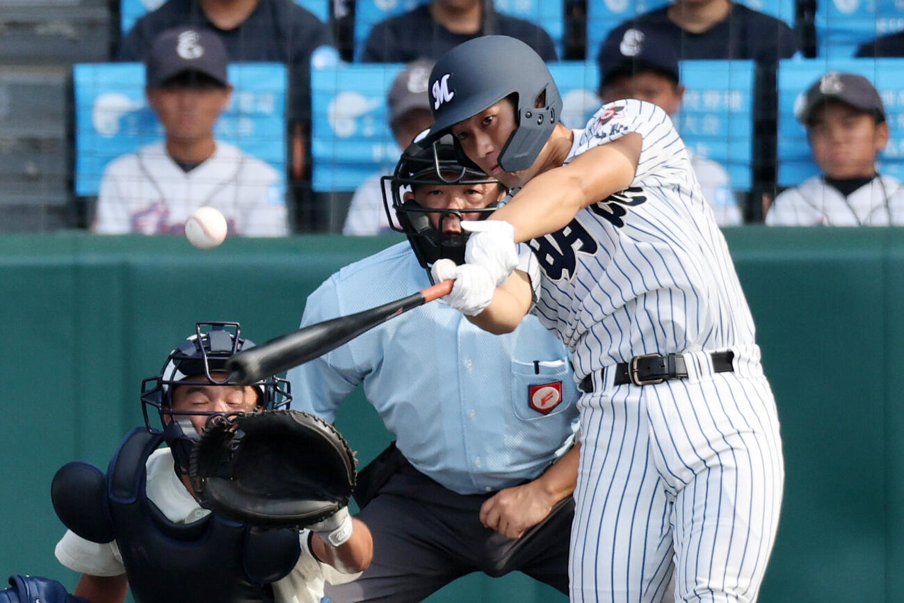 明徳義塾対日南学園　1回表明徳義塾2死二塁、里山楓馬は中前に先制適時打を放つ