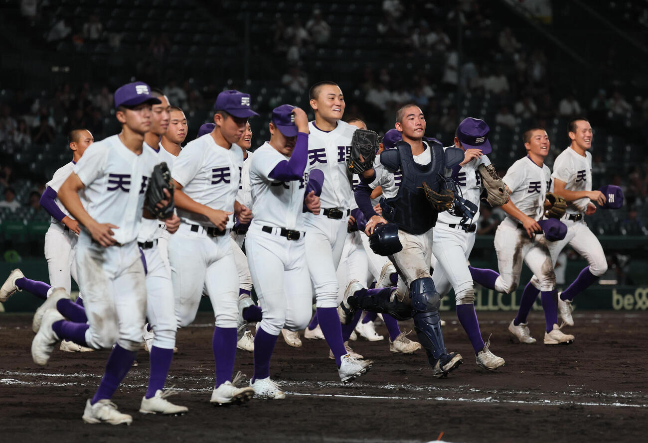天理対福山　勝利して駆け出す天理・長尾亮大（中央）ら（撮影・宮崎幸一）
