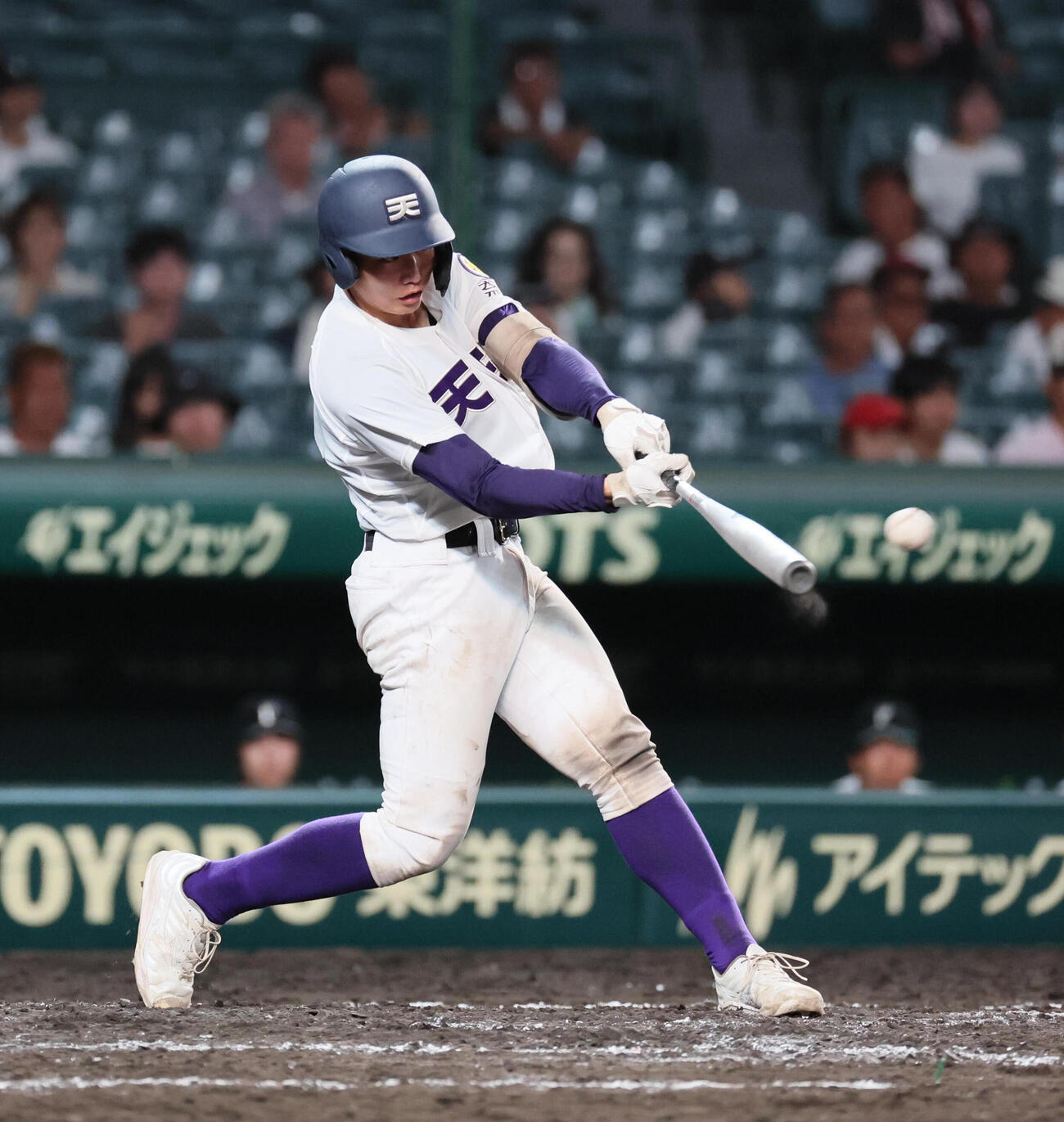 天理対福山　9回表天理1死二塁、小沢典弘は適時打を放つ（撮影・宮崎幸一）
