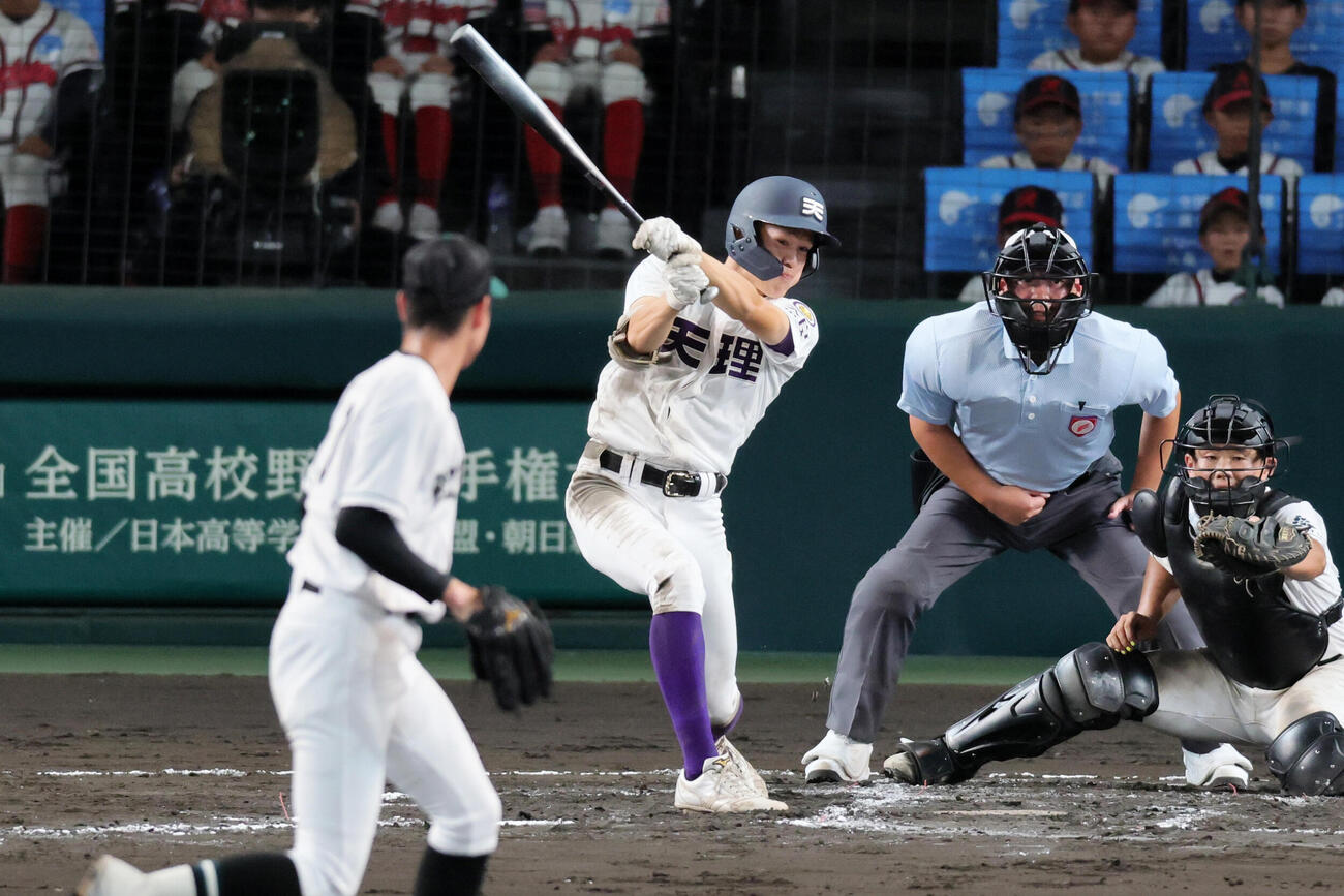 天理対福山　6回表天理2死一、三塁、山中は左前適時打を放つ