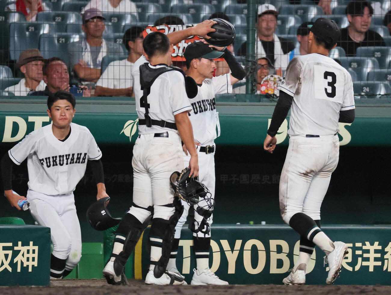天理対福山　ナインに指示を与える福山・小田浩監督（撮影・宮崎幸一）