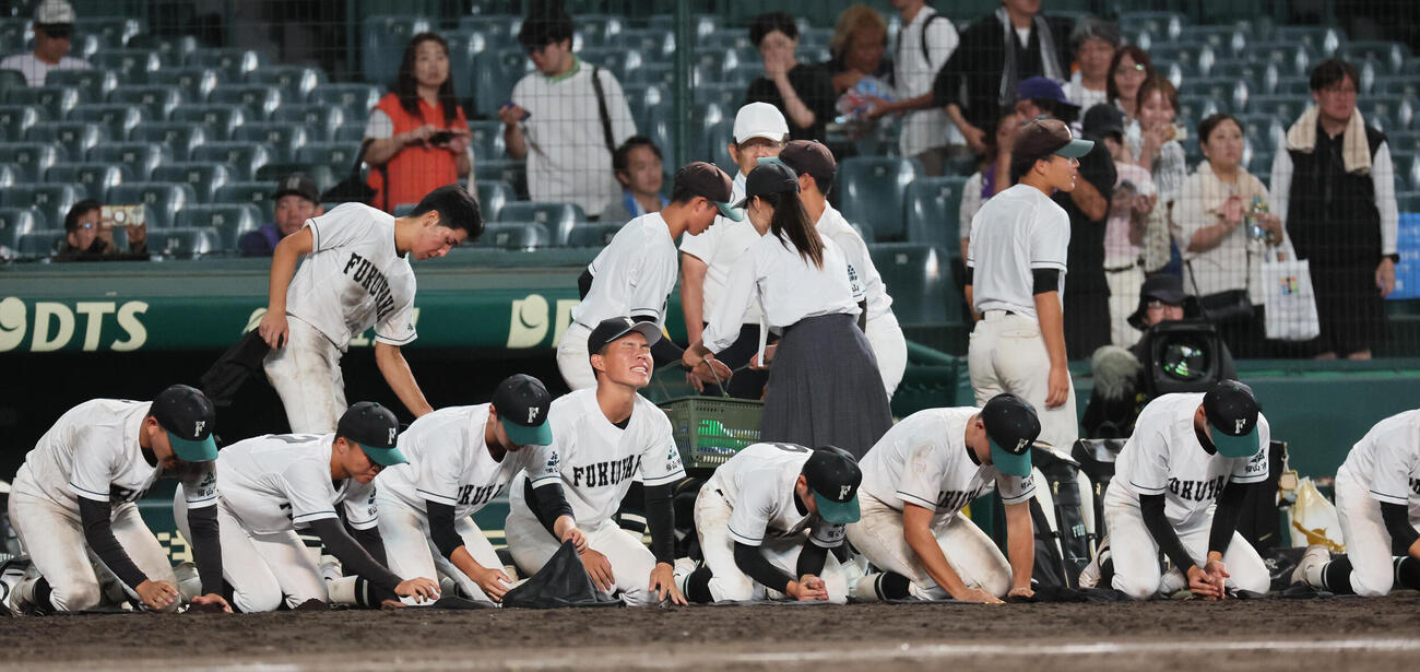 天理対福山　土を集めながら悔しがる福山・来山凌也（撮影・宮崎幸一）