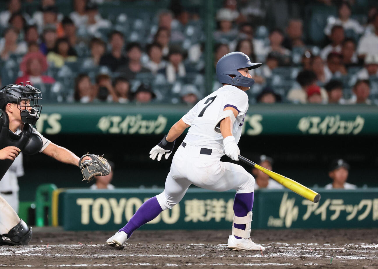 天理対福山　6回表天理2死満塁、永井仁之丞は二塁に適時打を放つ（撮影・宮崎幸一）