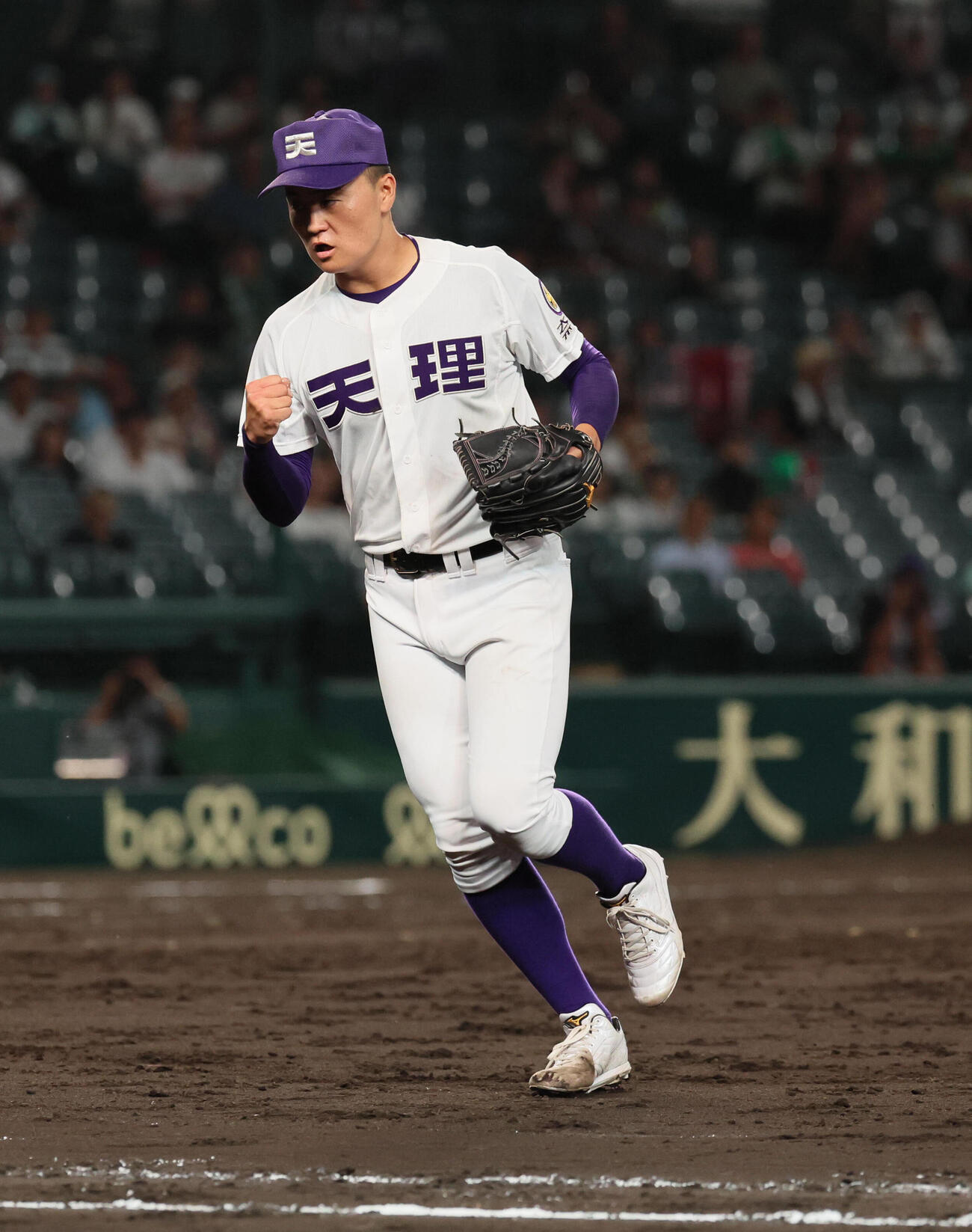 天理対福山　7回裏福山攻撃終了、長尾亮大は無失点に抑えてガッツポーズ（撮影・宮崎幸一）