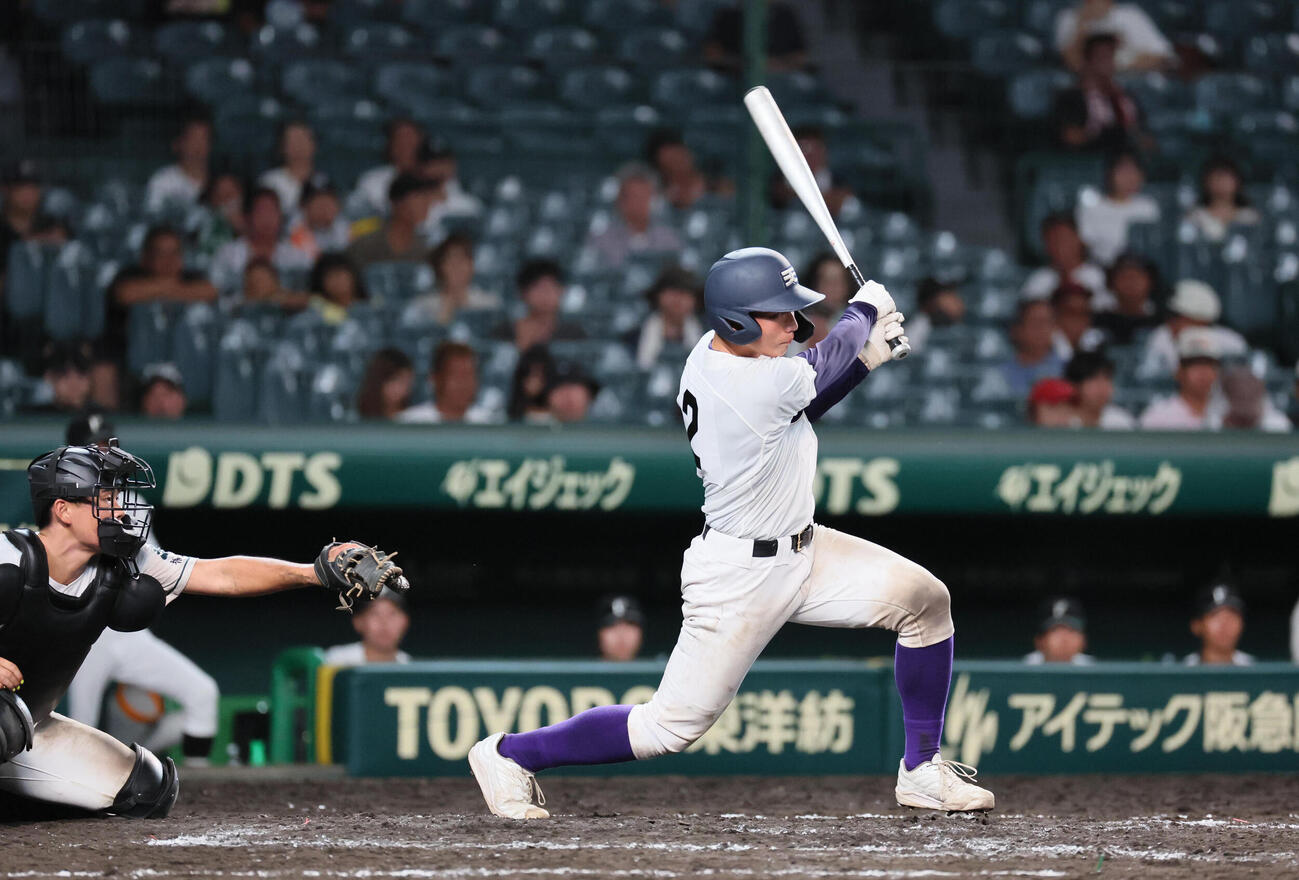 天理対福山　9回表天理1死二塁、小沢典弘は適時打を放つ（撮影・宮崎幸一）
