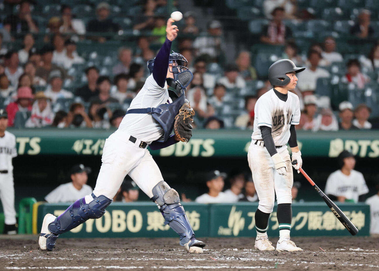 天理対福山　5回裏福山無死一、二塁、打者三谷華輝の時、飛び出した二走早川拓真を刺す小沢典弘（撮影・宮崎幸一）