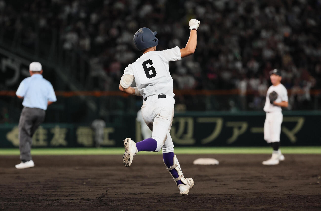 天理対福山　3回表天理無死、金本相有は先制本塁打を放つ（撮影・宮崎幸一）