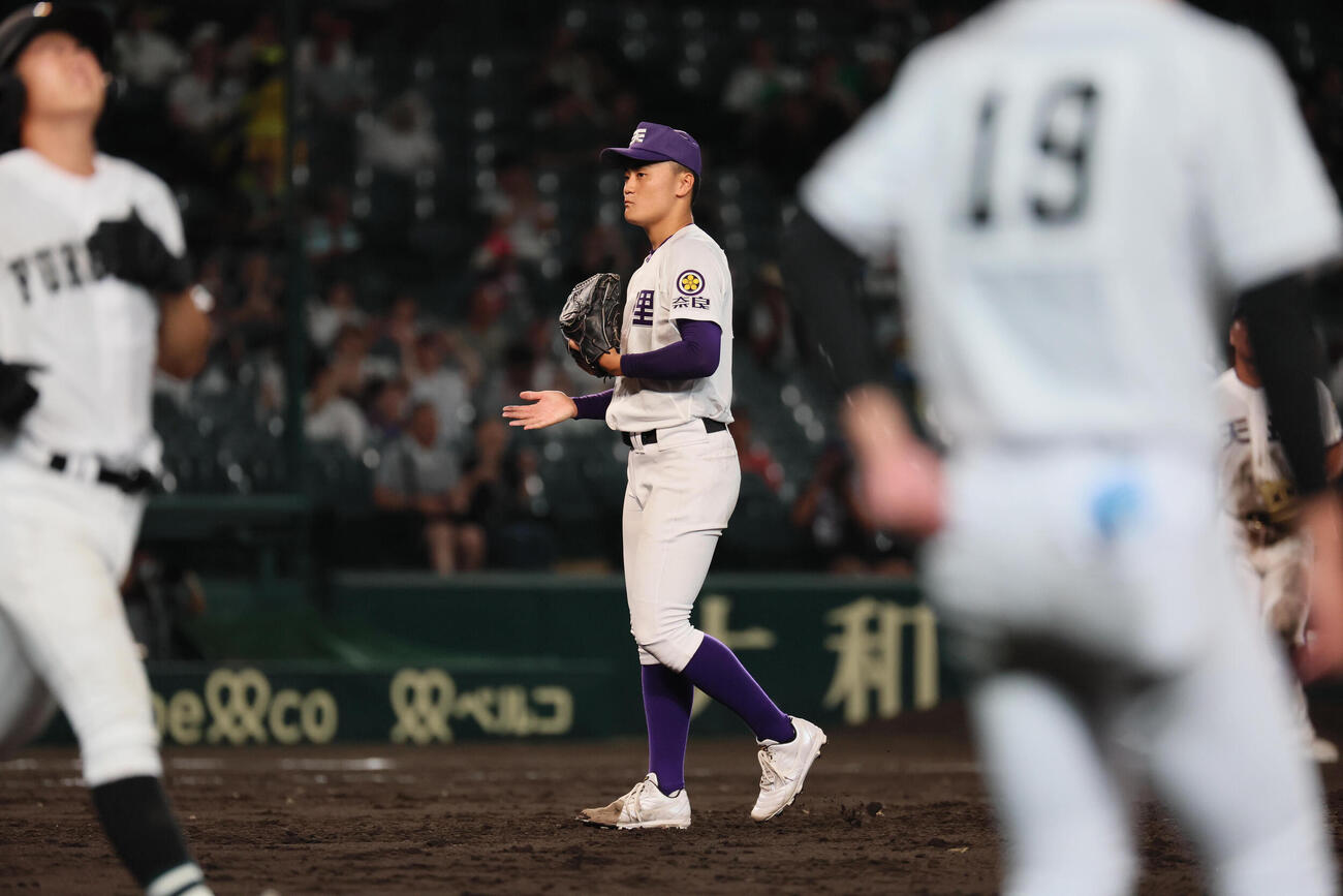 天理対福山　完投勝利を挙げて手をたたく天理・長尾亮大（撮影・宮崎幸一）