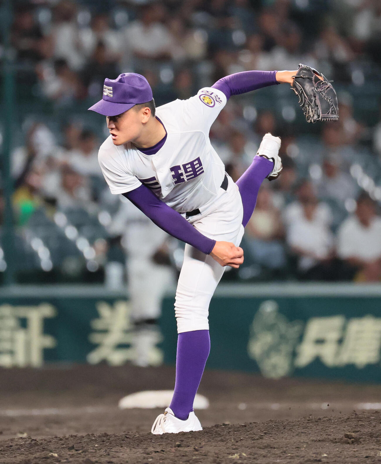 天理対福山　完投勝利を挙げた天理・長尾亮大（撮影・宮崎幸一）