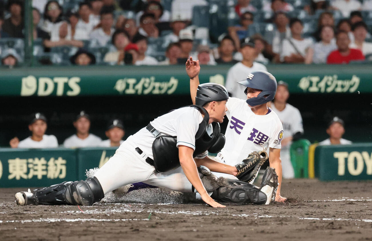 天理対福山　2回表天理1死満塁、金本相有は小沢典弘の打球で本塁封殺される。捕手は松井湧心（撮影・宮崎幸一）