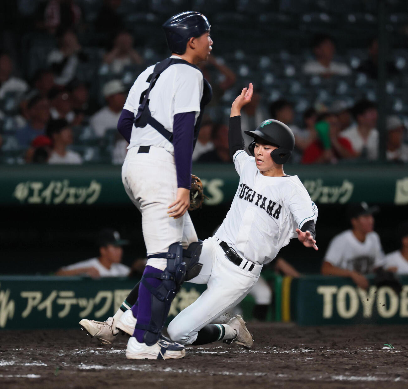 天理対福山　8回裏福山2死一、二塁、西山結翔は岩本大輝の2点適時二塁打で生還する（撮影・宮崎幸一）