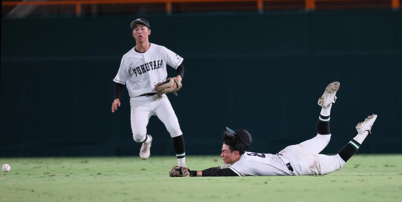 天理対福山　7回表天理無死二塁、三谷華輝は前田奨太の打球に跳び込むが捕れず、6点目を失う（撮影・宮崎幸一）