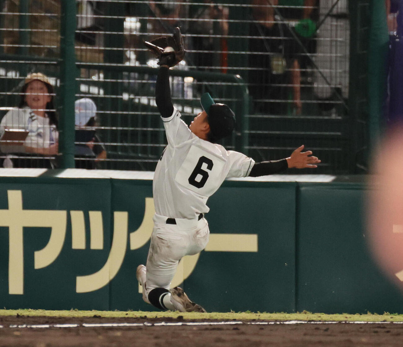 天理対福山　5回表天理1死一、二塁、福島悠杏は田畑龍二の邪飛をスライディングキャッチ（撮影・宮崎幸一）