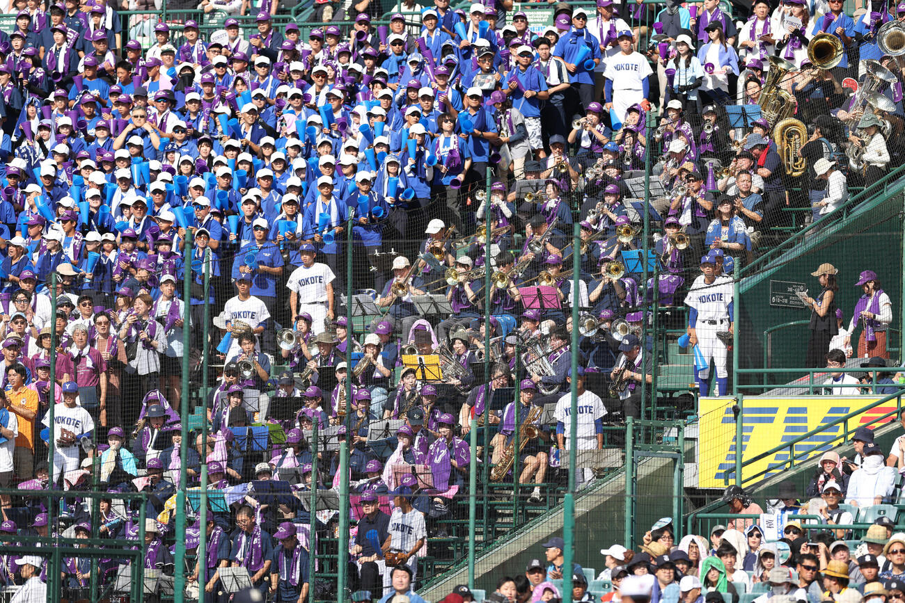 敦賀気比対横手　2回裏、応援する横手の大応援団（撮影・河田真司）