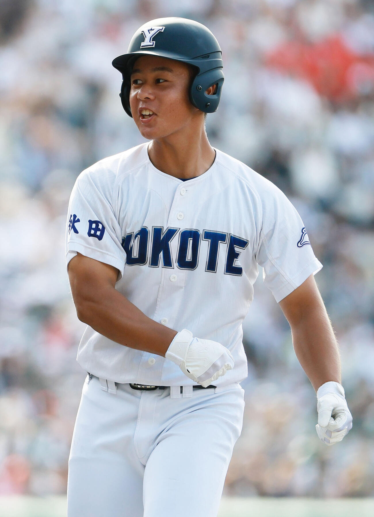 敦賀気比対横手　1回裏横手無死、三浦悠聖は安打を放ち一塁で喜ぶ（撮影・上山淳一）