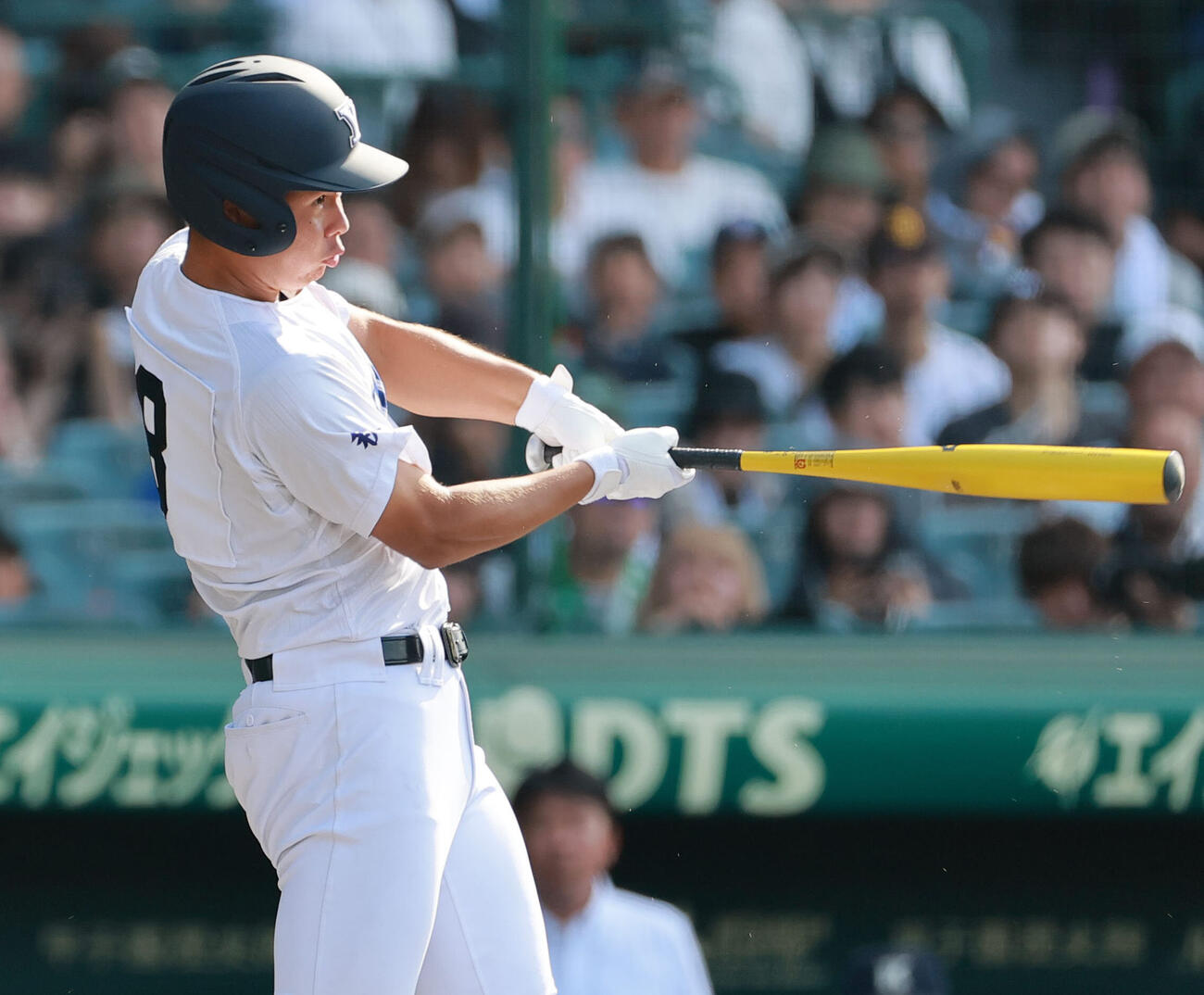 敦賀気比対横手　1回裏横手無死、三浦悠聖は安打を放つ（撮影・上山淳一）
