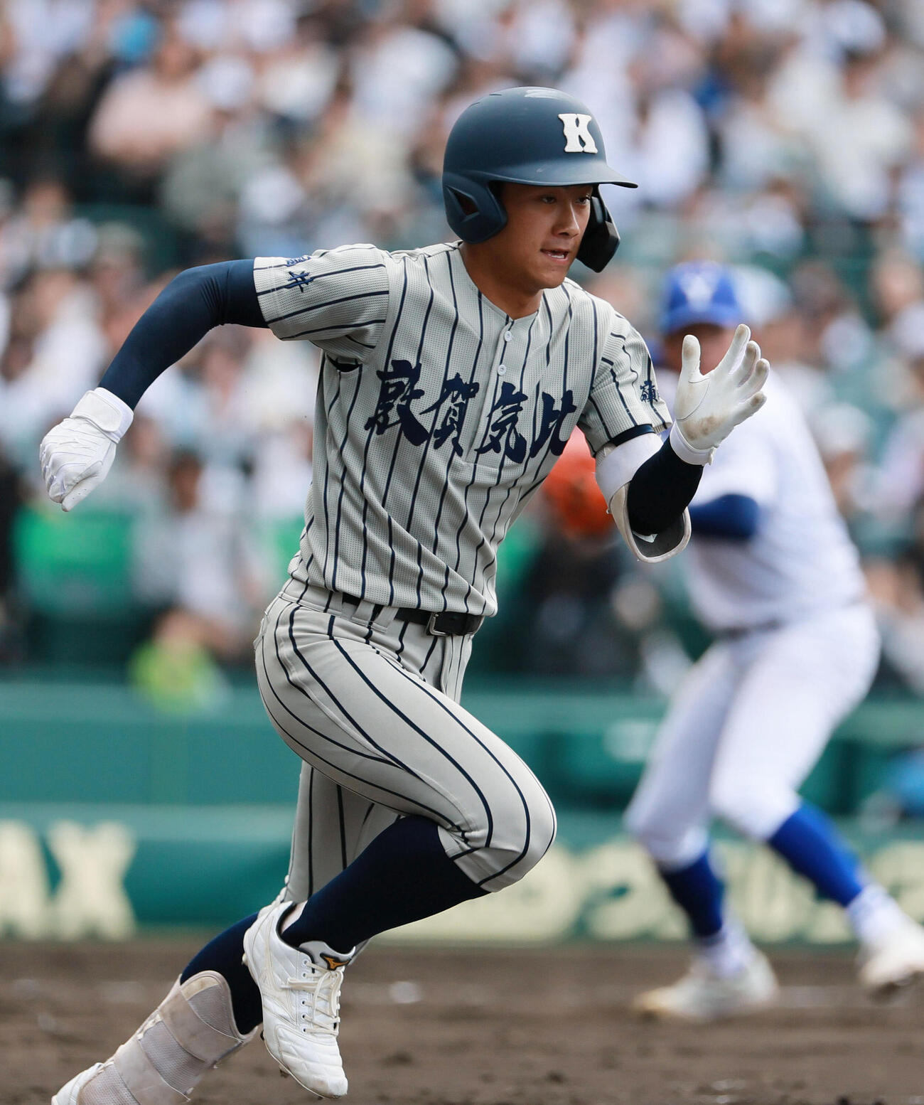 敦賀気比対横手　5回表敦賀気比無死一、二塁、送りバントを決める五十子李壱（撮影・上山淳一）