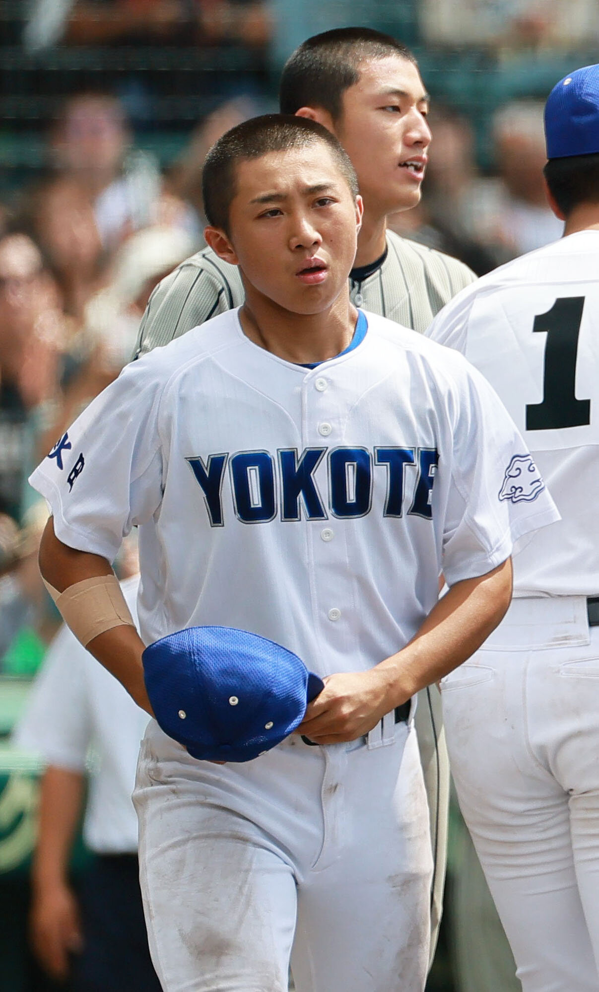 敦賀気比対横手　敦賀気比に敗れベンチに引き揚げる横手熊谷昌太主将（撮影・上山淳一）