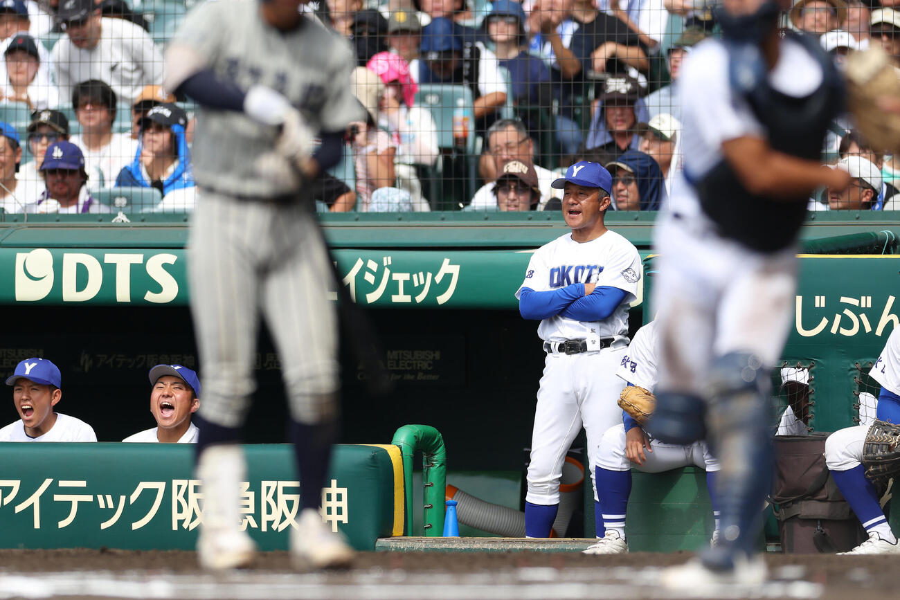 敦賀気比対横手　6回表、戦況を見守る横手・山信田善宣監督（後方右）（撮影・河田真司）