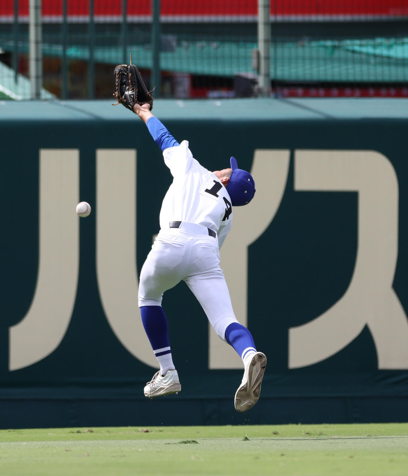 敦賀気比対横手　5回表敦賀気比1死二、三塁、佐藤功亮に2点適時二塁打を許す安部佳昭（撮影・河田真司）