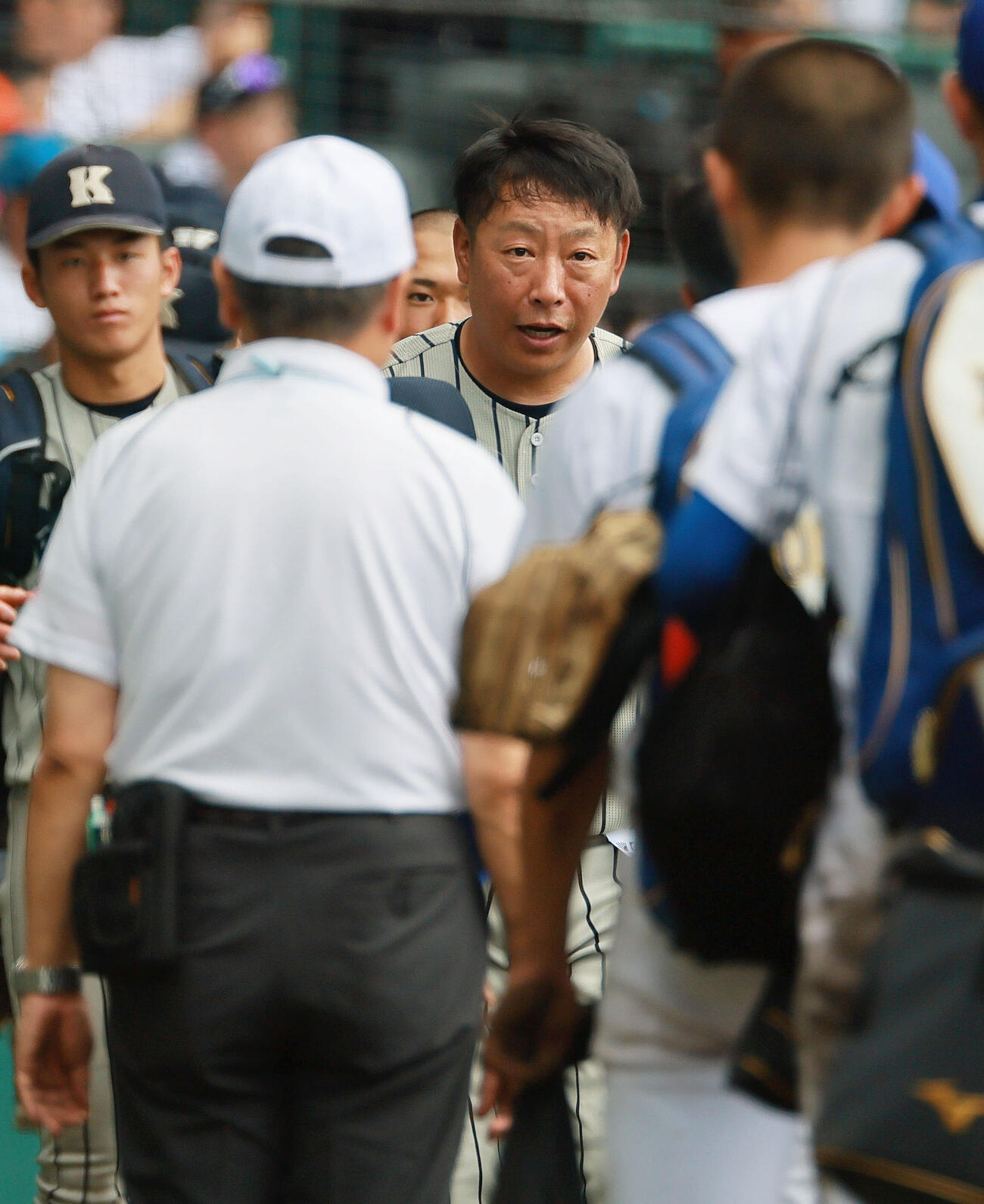 敦賀気比対横手　試合を終え、横手ナインにあいさつする敦賀気比の東哲平監督（撮影・上山淳一）