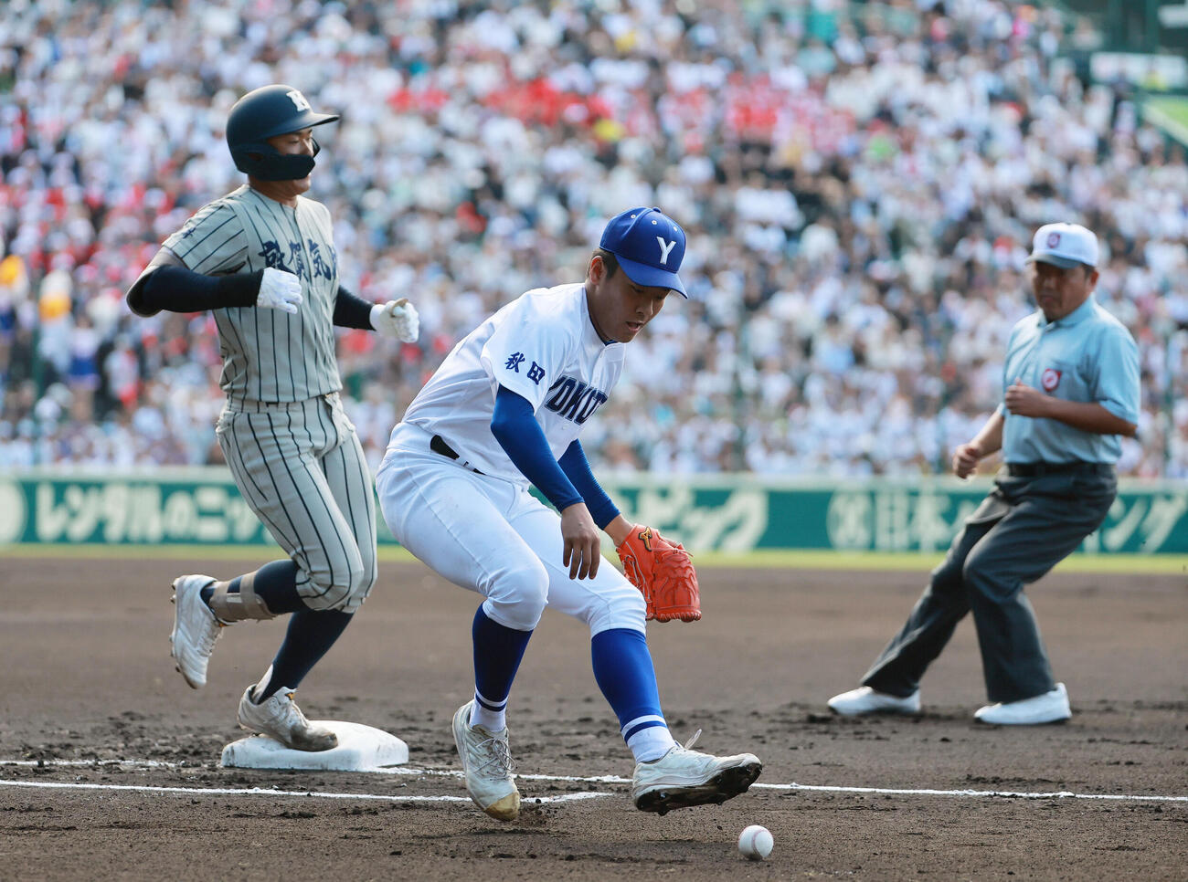 敦賀気比対横手　1回表敦賀気比2死二塁、辻琉成は一塁強襲内野安打を放つ。手前は投手佐藤宙斗（撮影・上山淳一）