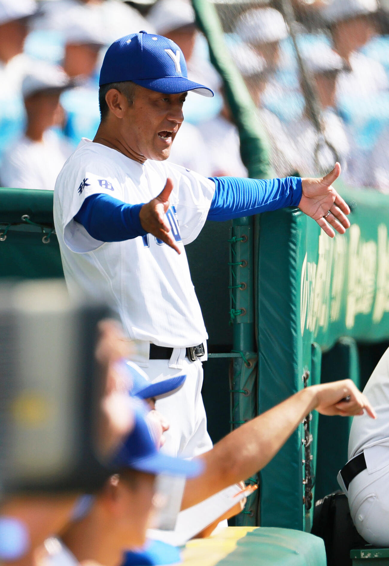 敦賀気比対横手　ベンチから指示を出す横手の山信田善宣監督（撮影・上山淳一）