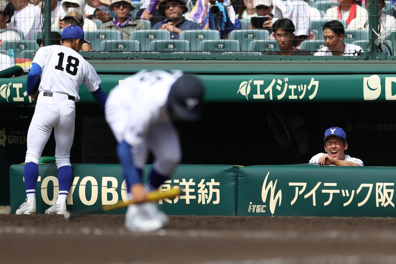 敦賀気比対横手　8回裏、ベンチから声出しする横手・佐藤宙斗（右）（撮影・河田真司）