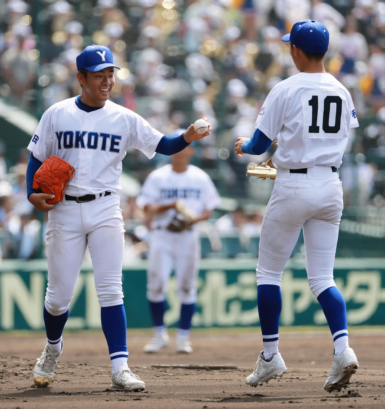 敦賀気比対横手　8回表敦賀気比2死一塁、佐藤宙斗（左）は佐藤周明にマウンドを託し降板する（撮影・上山淳一）