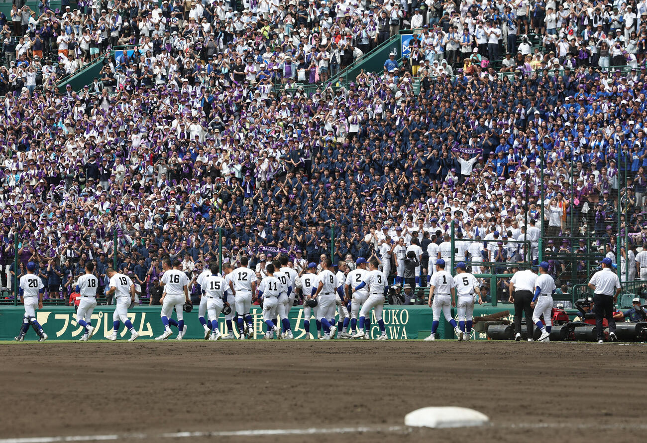 敦賀気比対横手　敦賀気比に敗れ、あいさつに向かう選手たちに声援を送る横手の大応援団（撮影・河田真司）