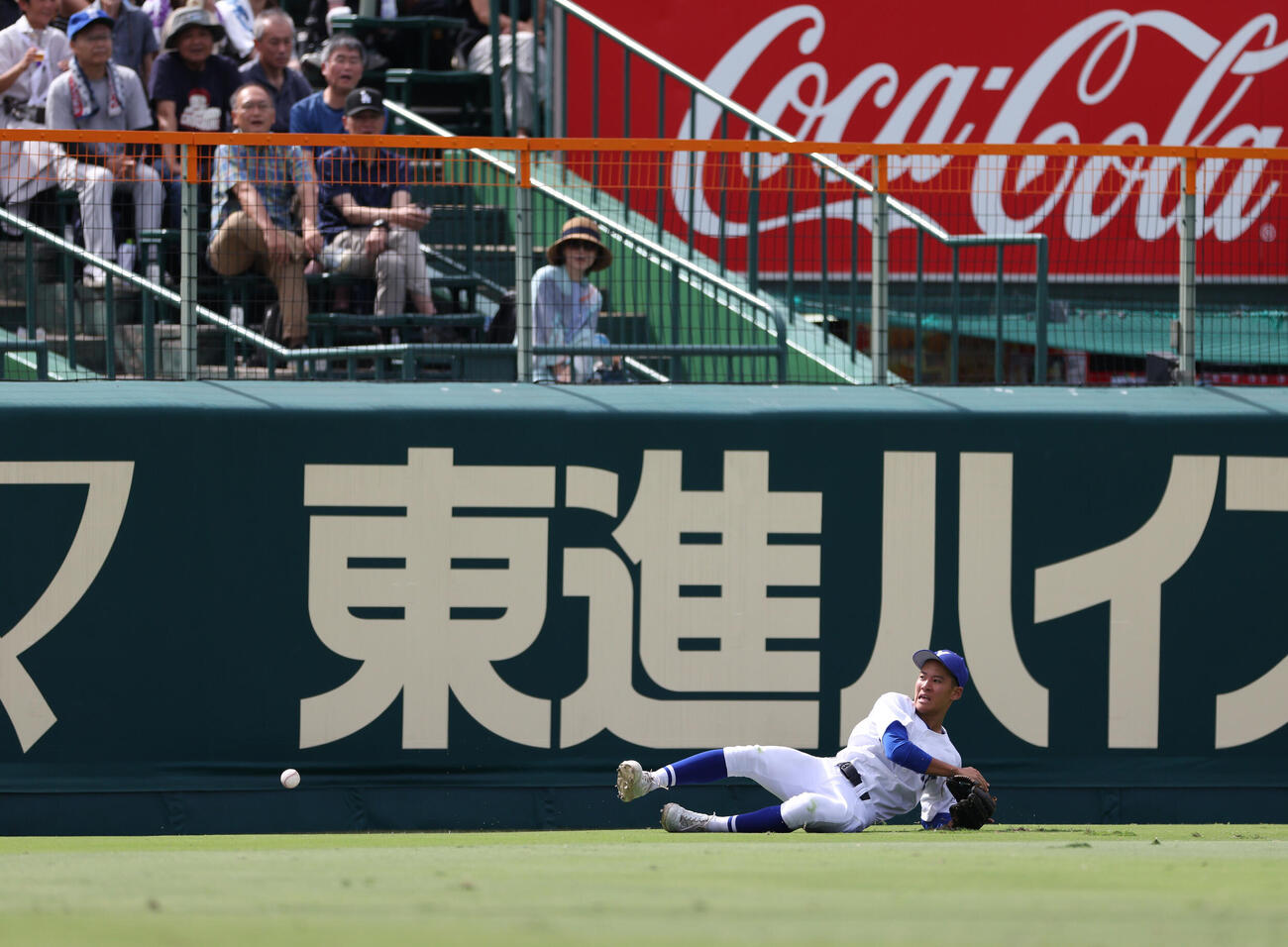 敦賀気比対横手　5回表敦賀気比1死二、三塁、佐藤功亮に2点適時二塁打を許す安部佳昭（撮影・河田真司）