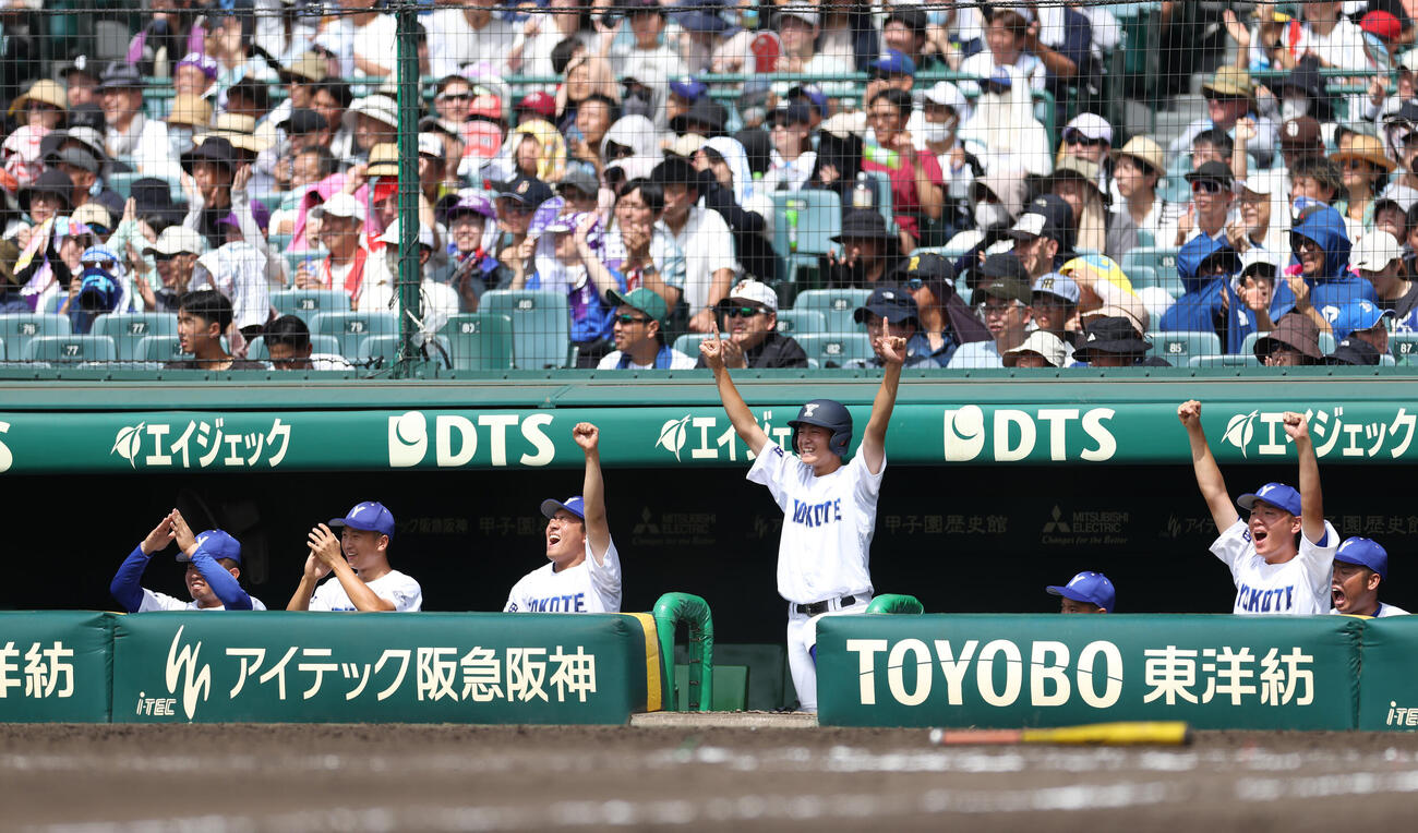 敦賀気比対横手　9回表、ベンチから声援を送る佐藤宙斗（左から3人目）ら横手の選手たち（撮影・河田真司）